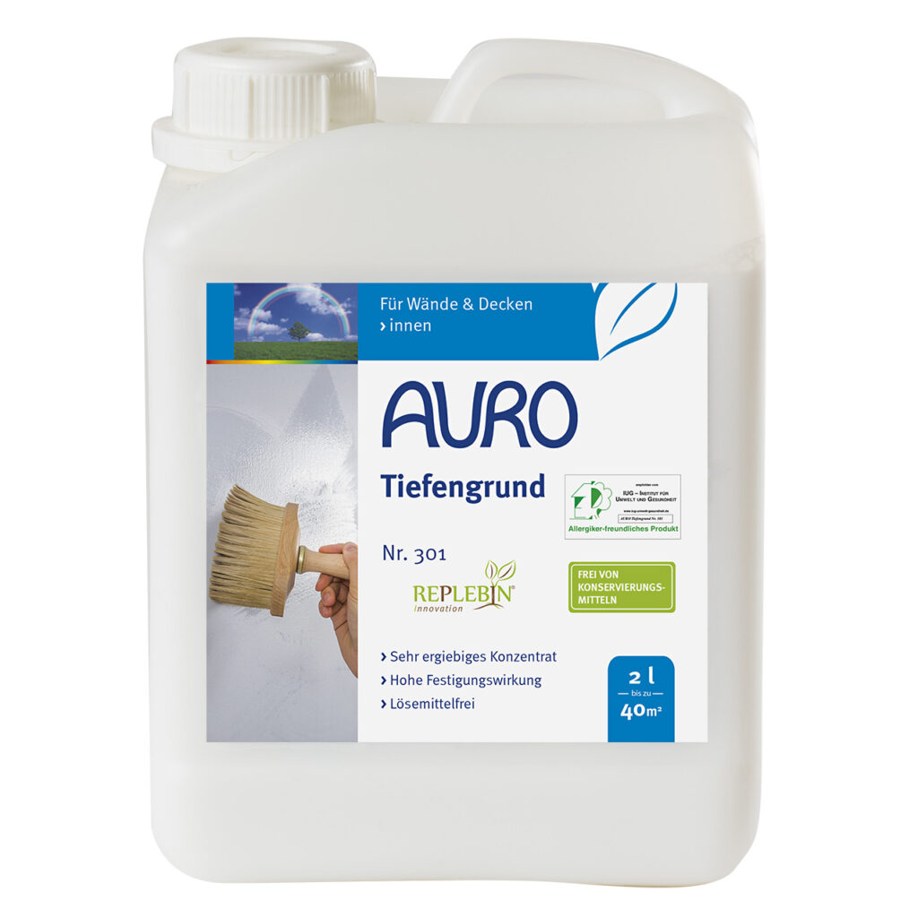 AURO Pflanzenchemie Tiefengrund ist eine umweltfreundliche Innengrundierung im weißen Kunststoffbehälter. Das Etikett zeichnet sich durch eine einfache Wandanwendung aus und enthält grüne Siegelsymbole für nachhaltige Qualität.